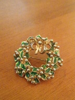 Christmas Gold and Green Wreath Brooch - Women's Holiday Jewelry